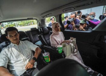 VIVY Yusof dan Fadzaruddin Shah Anuar ketika tiba di Ibu Pejabat SPRM di Putrajaya baru-baru ini.