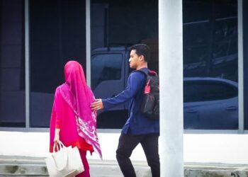 VIVY  Yusof dan suami, Datuk Fadzaruddin Shah Anuar.