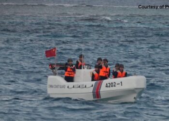 PEGAWAI Pengawal Pantai China menaiki bot RHIB, memeriksa insiden dengan Biro Perikanan dan Sumber Akuatik Filipina (BFAR) semasa tinjauan saintifik marin berhampiran Pulau Thitu, di perairan Laut China Selatan, awal tahun ini. .- AFP