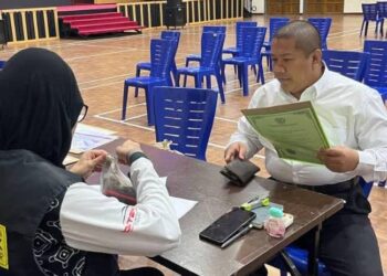 MOHD. Safuan Nadin ketika mendaftarkan diri bagi menyambung pengajian di peringkat diploma di Politeknik Port Dickson.-GAMBAR/IHSAN POLITEKNIK PORT DICKSON.