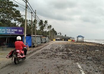 JALAN Pantai Mengabang Telipot, Kuala Nerus terpaksa ditutup kepada semua jenis kenderaan kerana risiko runtuh akibat fenomena ombak besar yang melanda Terengganu ketika ini. - UTUSAN/KAMALIZA KAMARUDDIN