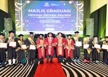 KHAIRUL Dzaimee Daud (tengah) bersama penerima sijil Majlis Graduasi Program GrowBiz 2024/2025. Turut kelihatan ialah Rizal Datuk Nainy (enam dari kanan), Coach Anusia Ramasamy (lima dari kiri) dan Nazura Zahian Rahime (lima dari kanan).