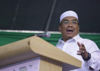MUHAMMAD Sanusi Md. Nor ketika berucap pada majlis Himpunan Ummah Selamatkan Malaysia 1.0 di Kompleks Pas Kedah di Alor Setar, Kedah malam semalam.