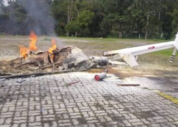KEADAAN  helikopter jenis Bell 206 Long Ranger yang musnah terbakar ketika mendarat berhampiran Kolam Air Panas, jalan lama Kuala Lumpur-Bentong, Pahang. - IHSAN BOMBA