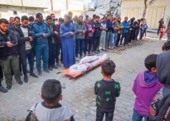 Penduduk Palestin menyempurnakan solat jenazah Amir Hussien dan anak lelakinya, Walid yang terbunuh dalam serangan Israel di Gaza, kelmarin. – AFP