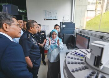 AYOB Khan Mydin Pitchay diberi penerangan operasi makmal siasatan jenayah (CSI) di Universiti Kebangsaan Malaysia, Bangi, semalam. 
– UTUSAN/SYAKIR RADIN