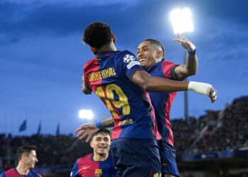 Raphinha (kanan) menjadi watak penting membawa Barcelona mara ke final Piala Super Sepanyol.-AFP