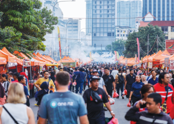 Bazar Ramadan membuka peluang perniagaan kepada rakyat. - GAMBAR HIASAN