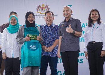 ARMIZAN Mohd. Ali (dua kanan) pada Program Servis Ihsan Madani@ Petronas Autoexpert (Sim@Pax) Hari Raya Aidilfitri serta Ikhlas Ramadan bersama Gas Petronas di Papar, Sabah hari ini