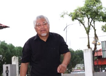 ABDUL RAZAK Ismail hadir di Mahkamah Majistret Johor Bahru semalam bagi didakwa atas tuduhan menampar seorang pemuda bukan Islam di kedai serbaneka sebuah pusat beli-belah di Johor Bahru, Johor Ahad lalu.-UTUSAN/ RAJA JAAFAR ALI