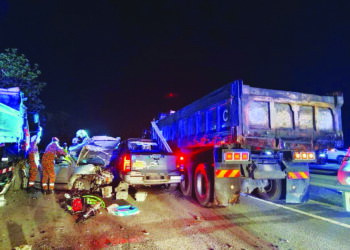 KEADAAN kenderaan yang remuk teruk dalam kemalangan di Kilometer 58.4 Lebuhraya Utara Selatan di Pendang, semalam.