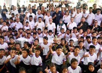 Wan Rosdy Wan Ismail bergambar pada Majlis Pelancaran Program Makanan Kesihatan (Promak Peringkat Negeri Pahang di Sekolah Kebangsaan Kuala Koyan, Kuala Lipis. – UTUSAN/SHAIKH AHMAD RAZIF