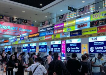 ORANG ramai mencari tiket bas ekspres di Terminal Bersepadu Selatan. - UTUSAN