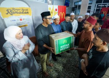 Zaid Hasman (dua dari kiri) beramah mesra sambil menyampaikan kotak rezeki kepada salah seorang penerima yang turut disertai oleh Pengarah Jabatan Agama Islam Wilayah Persekutuan (JAWI), Hanifuddin Roslan (tiga dari kiri) pada Program Kongsi Rezeki Ramadan McDonald's Malaysia 2025 di Masjid Al-Akram, Kampung Datuk Keramat, baru-baru ini. - UTUSAN/IQBAL ROSLI