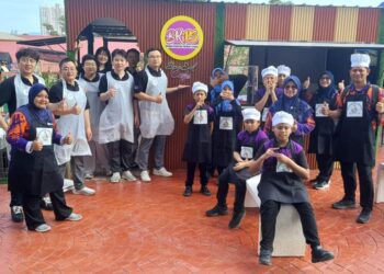 KUMPULAN pelajar UKM bersama murid-murid berkeperluan khas membina Optimus Hub di SK Bandar Rinching, Selangor.