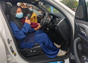 SERAMAI 30 anak yatim dari Rumah Kasih Tun Abdul Aziz merasai pengalaman menaiki beberapa jenis kereta mewah di Bukit Katil, Melaka. - UTUSAN/AMRAN ALI