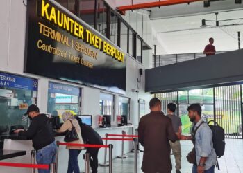 PUSAT Pengangkutan Terminal 1 Seremban, Negeri Sembilan menjadi tumpuan orang ramai mendapatkan tiket bas ekspres untuk pulang beraya ke kampung.