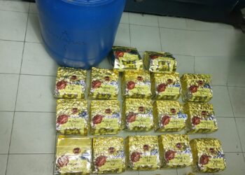 SEBAHAGIAN daripada dadah jenis syabu yang dirampas dalam satu operasi khas oleh Pasukan Polis Marin (PPM) Wilayah Satu di perairan Teluk Kumbar, Pulau Pinang, semalam.