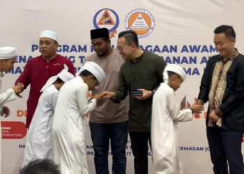 STEVEN Sim (tiga dari kanan) ketika menyerahkan duit raya kepada anak-anak tahfiz di Penanti, Bukit Mertajam, Pulau Pinang semalam.