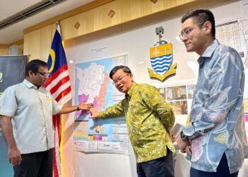 CHOW Kon Yeow (tengah) menunjukkan antara kawasan yang dijangka mengalami gangguan bekalan air berjadual (SWSI) susulan pelaksanaan 23 projek kerja air serentak di Pulau Pinang bermula 25 April depan.-GAMBAR/BULETIN MUTIARA
