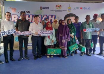 CHOW Kon Yeow (empat dari kiri) ketika menghadiri Program Jualan Rahmah Madani Parlimen Batu Kawan, di Taman Merak, Batu Kawan, Pulau Pinang hari ini.-UTUSAN/SITI NUR MAS ERAH AMRAN