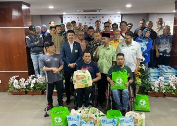 PENGERUSI Yayasan Kebajikan Atlet Kebangsaan (YAKEB), Datuk Ahmad Shapawi Ismail (tengah) Ketika menyampaikan sumbangan Hari Raya Aidilfitri kepada bekas atlet di Bukit Kiara, hari ini.