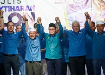 ABD. Muhaimin Malek (tengah) diumum sebagai calon Perikatan Nasional bagi PRK Ayer Kuning pada majlis di Tapah semalam. – UTUSAN/MUHAMAD NAZREEN SYAH MUSTHAFA