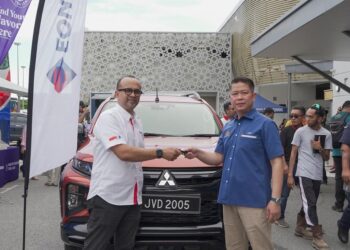 AKKBAR Danial (kiri) menyerahkan sebuah Mitsubishi Triton kepada Pengarah Jabatan Kebajikan Masyarakat Negeri Selangor, Azmir Kassim.