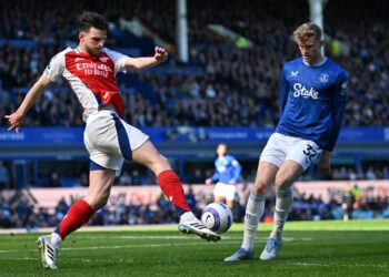PEMAIN Tengah Arsenal, Declan Rice (kiri) diasak pertahanan Everton Jarrad Branthwaite pada aksi Liga Perdana Inggeris di Goodison Park, malam ini.-AFP