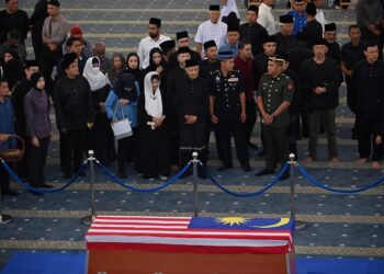 TUN Dr. Mahathir Mohamad bersama Siti Hasmah hadir memberikan penghormatan terakhir kepada jenazah Allahyarham Tun Abdullah Ahmad Badawi di Masjid Negara, Kuala Lumpur hari ini. UTUSAN / AMIR KHALID