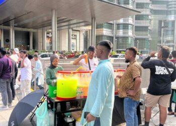 Penjaja warga asing yang menjual minuman di hadapan bangunan KLCC ketika DBKL menjalankan operasi membanteras peniaga warga asing baru-baru ini. – Gambar FB DBKL