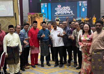 ABD. Hamid (lima dari kiri) bergambar bersama tetamu khas pada Majlis Mesra Aidilfitri MBDK di sini hari ini. - UTUSAN/ABDUL RAZAK IDRIS
