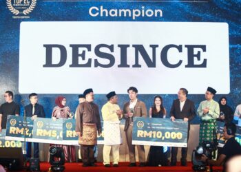 AMIRUDIN Shari (tengah) bersama barisan pemenang sempena Anugerah E-Commerce Merchant Terbaik 2025 di Hotel One World, Petaling Jaya. - UTUSAN/AFIQ RAZALI