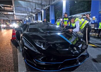 ANGGOTA Jabatan Pengangkutan Jalan dan Polis Diraja Malaysia melakukan pemeriksaan ke atas sebuah kereta mewah dalam Operasi Khas Hari Raya Aidilfitri di Jalan Bangsar, Kuala Lumpur, semalam. – UTUSAN/M. FIRDAUS M. JOHARI