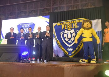 TUANKU Syed Faizuddin Putra Jamalullail (lima dari kiri) berkenan menyempurnakan Pelancaran Logo Rasmi Baharu Majlis Sukan Negeri (MSN) di Dewan Warisan, Kangar, Perlis,hari ini. - UTUSAN/IZLIZAN OTHMAN