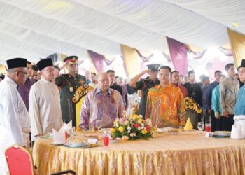 TUANKU Syed Sirajuddin Syed Putra Jamalullail bersama Anwar Ibrahim ketika hadir pada Majlis Sambutan Aidilfitri Madani 2025 Peringkat Negeri Perlis di Dataran Lok 9, Kuala Perlis, di sini, semalam. – UTUSAN/IZLIZAN OTHMAN