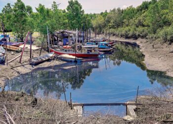 KEADAAN air yang tercemar pada tinjauan kualiti air Sungai Teluk Gong dan nelayan di Kampung Teluk Gong, Klang baru-baru ini. – UTUSAN/SADDAM YUSOFF