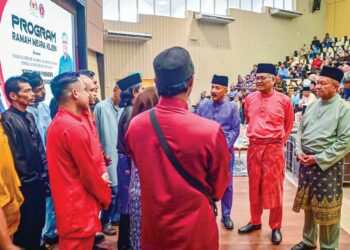 SHAMSUL Anuar Nasarah (dua dari kanan) beramah mesra bersama tetamu pada program Ramah Mesra Klien AADK di Kuala Nerus, Terengganu. – UTUSAN/PUQTRA HAIRRY ROSLI