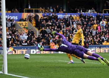 PENYERANG Wolves, Jorgen Strand Larsen (kanan) menewaskan penjaga gol Tottenham Hotspur, Guglielmo Vicario untuk gol ketiga ketika kedua-dua pasukan berlawan dalam saingan Liga Perdana Inggeris (EPL) di Stadium Molineux.-AFP
