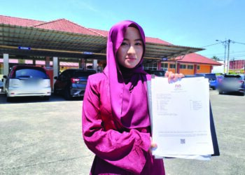 AISHAH Isham Nudin menunjukkan keputusan SPM semasa ditemui di SMK Mahmud Mahyidin, Pasir Pekan Tumpat, Kelantan.
– UTUSAN/ROHANA ISMAIL