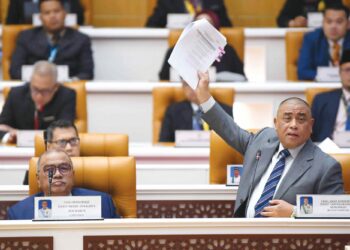 Saarani Mohamad semasa menggulung  Mesyuarat Pertama Tahun Ketiga Dewan Undangan Negeri Ke-15 Perak di Ipoh, semalam. – UTUSAN