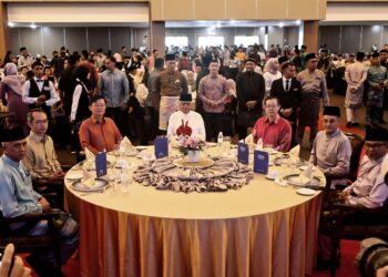 AHMAD Fuzi Abdul Razak (duduk, tengah) bersama Chow Kon Yeow (duduk, tiga dari kiri) pada Majlis Rumah Terbuka TYT yang diadakan bersama kerajaan negeri di Pusat Konvensyen PICCA di Butterworth, Pulau Pinang.-UTUSAN/IQBAL HAMDAN
