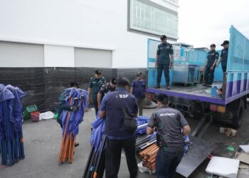 BEBERAPA kanopi milik peniaga warga asing yang dirampas dan disita dibawa ke Stor Sitaan MBSP di Taman Keruing, Simpang Ampat, Pulau Pinang dengan menaiki lori.