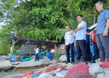 AKMAL Nasrullah Mohd Nasir (dua dari kanan) ketika membuat tinjauan hakisan pantai di jeti Unit Nelayan Paramount, George Town, Pulau Pinang hari ini.-UTUSAN/ISWAN SHAFIQ ISA