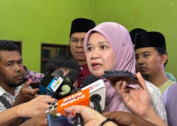 FADHLINA Sidek ketika bercakap kepada pemberita semasa menghadiri Majlis Rumah Terbuka Aidilfitri peringkat Parlimen Nibong Tebal di Dewan Serbaguna Sungai Bakap, Nibong Tebal, Pulau Pinang, malam tadi.