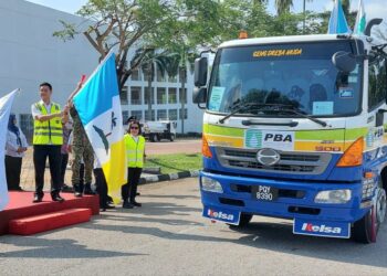 ZAIRIL Khir Johari (tengah) ketika majlis simbolik pelepasan atau 'flag-off' lori-lori tangki PBAPP serta operator bekalan air negeri lain di pekarangan Stadium Batu Kawan, Pulau Pinang hari ini.