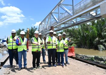 CHOW Kon Yeow (tengah) ketika meninjau kerja-kerja pemasangan paip di Kampung Teluk berhampiran Sungai Prai, Pulau Pinang hari ini.