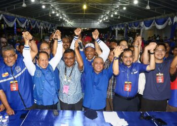 HOWARD Lee (kanan) bersama pemimpin BN meraikan kemenangan PRK Kuning di Pusat Gerakan BN di Tapah kelmarin. - UTUSAN/MUHAMAD NAZREEN SYAH MUSTHAFA