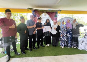 PUTERI  Nur Ain Zulaikha Abdullah (tengah) ketika diraikan di Amkist, Bachok, Kelantan, semalam. – UTUSAN/TOREK SULONG
