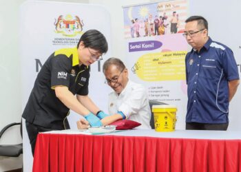 Dzulkefly Ahmad membuat pemeriksaan kesihatan sambil diperhatikan oleh Chang Lih Kang selepas sidang akhbar projek MyGenom di Institut Genom dan Vaksin Malaysia di Jalan Bangi, semalam